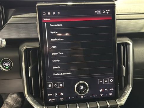 Used 2025 GMC Acadia Elevation image 31