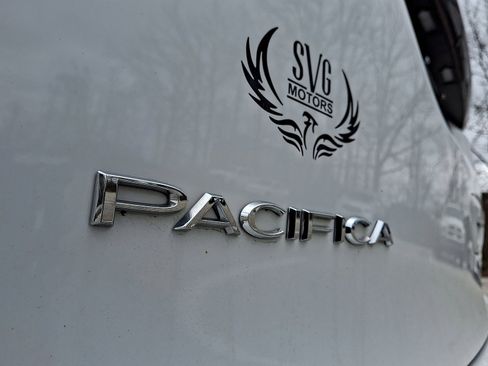 Used 2024 Chrysler Pacifica Touring-L image 24