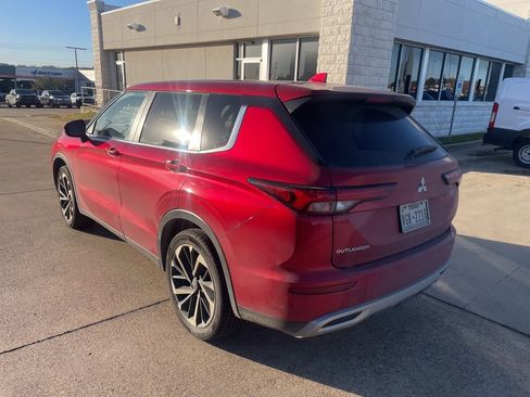 Used 2024 Mitsubishi Outlander SE image 2