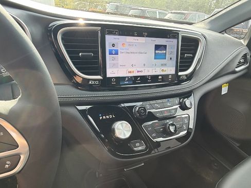 New 2026 Chrysler Pacifica Select FWD image 25