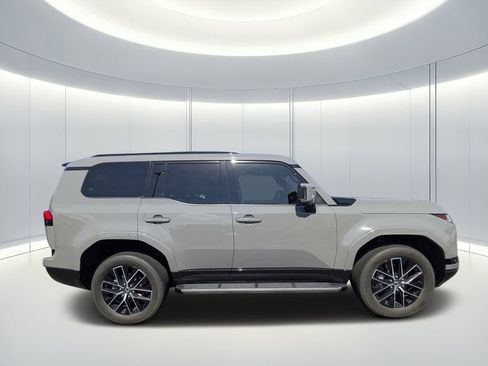 Used 2024 Lexus GX 550 w/ Cold Area Package AWD/4WD image 3