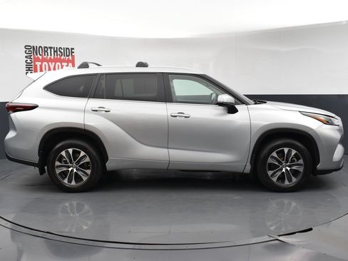 Used 2024 Toyota Highlander XLE AWD/4WD image 5