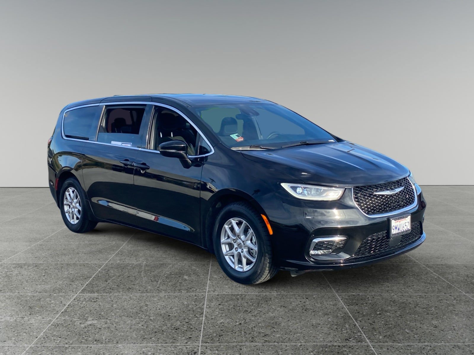 Used 2024 Chrysler Pacifica Touring FWD image 7