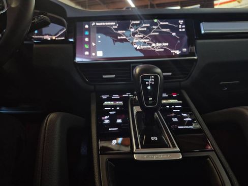 Used 2022 Porsche Cayenne Platinum Edition image 16