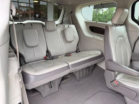 Used 2017 Chrysler Pacifica Touring-L Plus w/ Advanced Safetytec Group FWD image 11