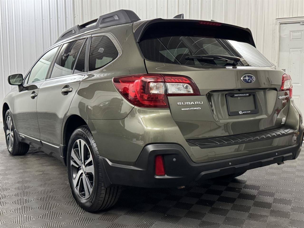 Used 2018 Subaru Outback 3.6R Limited AWD/4WD image 3