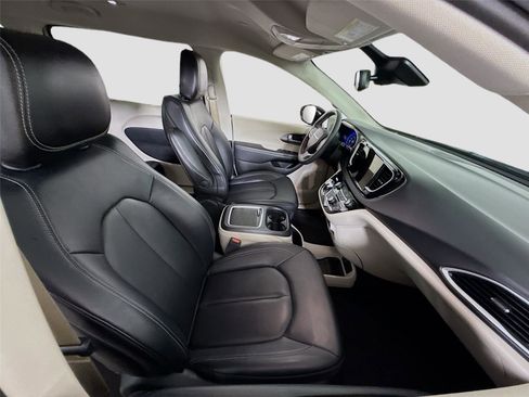 Used 2024 Chrysler Pacifica Touring-L FWD image 21