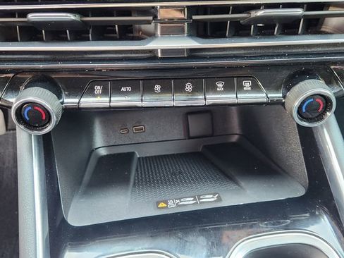 Used 2025 Chevrolet Traverse LT FWD image 18