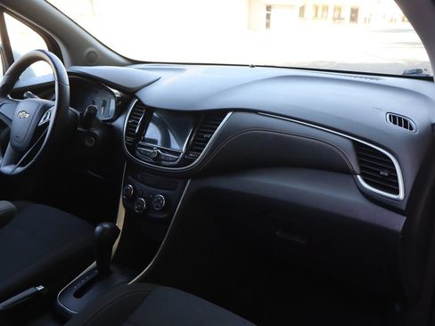 Used 2018 Chevrolet Trax LS AWD/4WD image 17