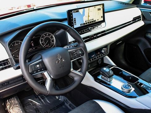 Used 2025 Mitsubishi Outlander SE AWD/4WD image 15