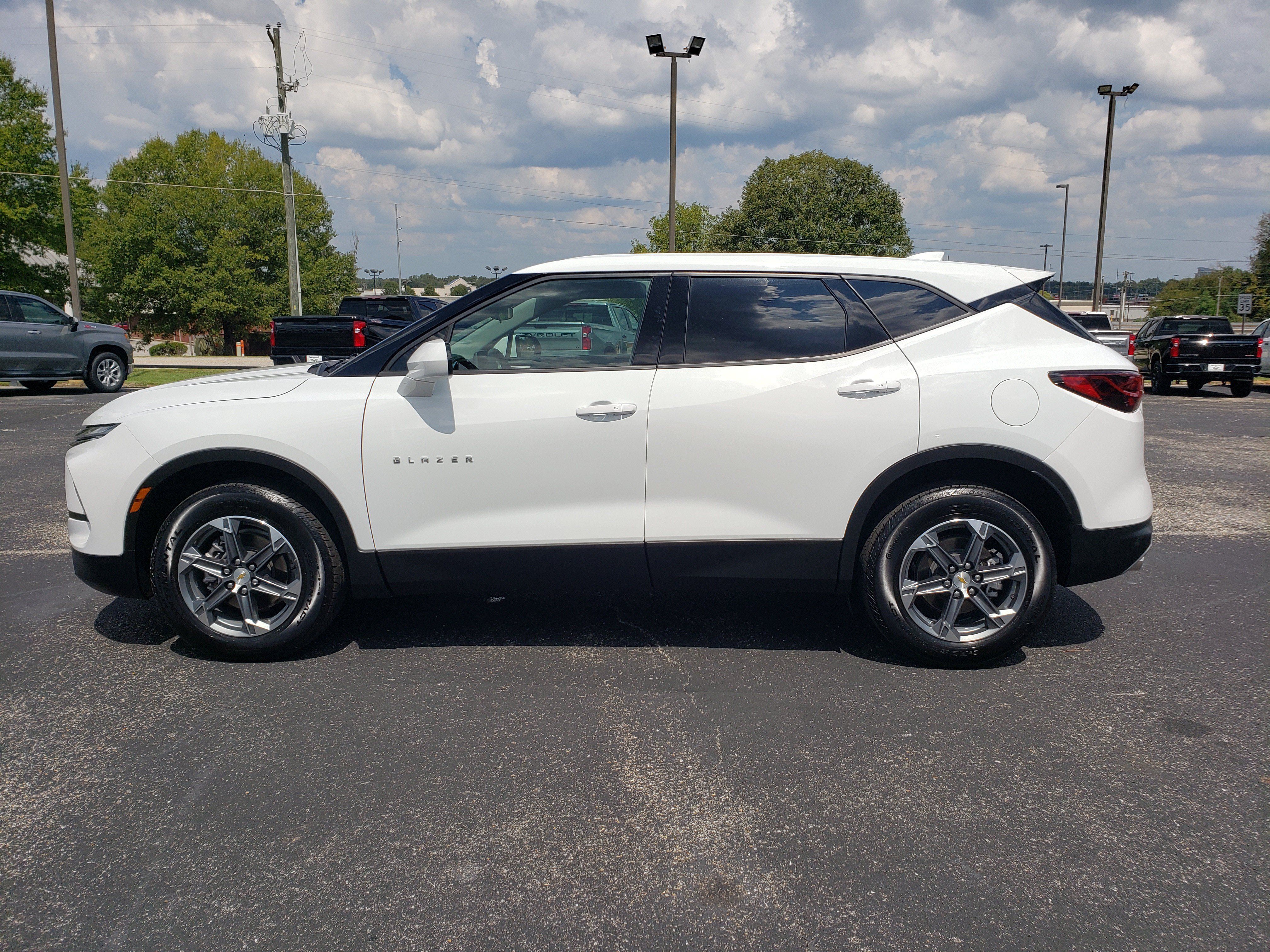 Used 2025 Chevrolet Blazer LT FWD image 6