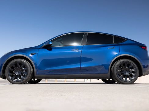 Used 2021 Tesla Model Y Long Range AWD/4WD image 46