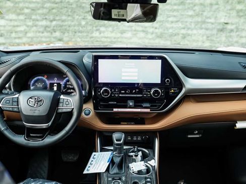New 2026 Toyota Highlander Platinum AWD/4WD image 13
