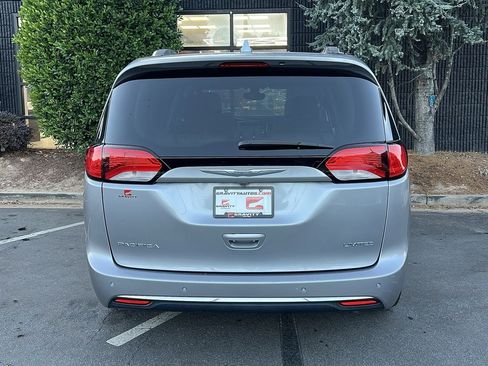 Used 2017 Chrysler Pacifica Limited w/ Tire & Wheel Group image 13