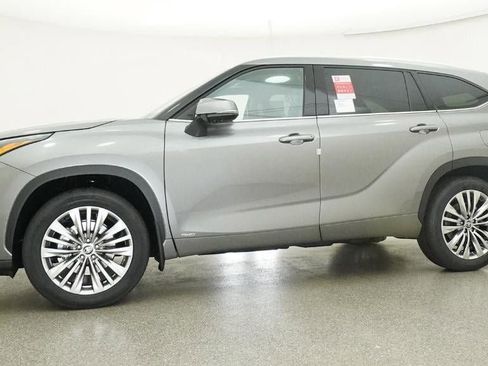 New 2026 Toyota Highlander Platinum AWD/4WD image 18