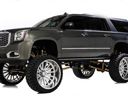 Used 2018 GMC Yukon XL Denali w/ Denali Ultimate Package AWD/4WD image 3
