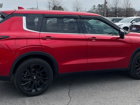 Used 2024 Mitsubishi Outlander SE Black Edition image 9