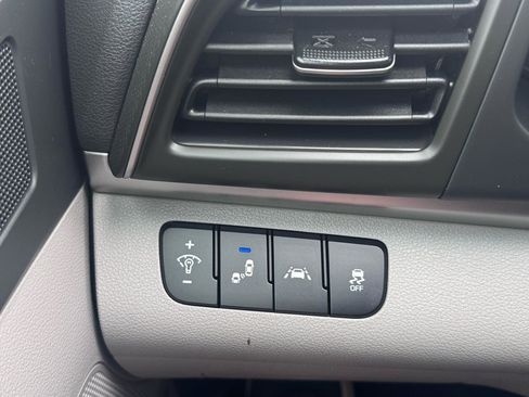 Used 2020 Hyundai Elantra SEL image 18