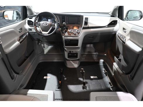 Used 2020 Toyota Sienna XLE FWD image 23