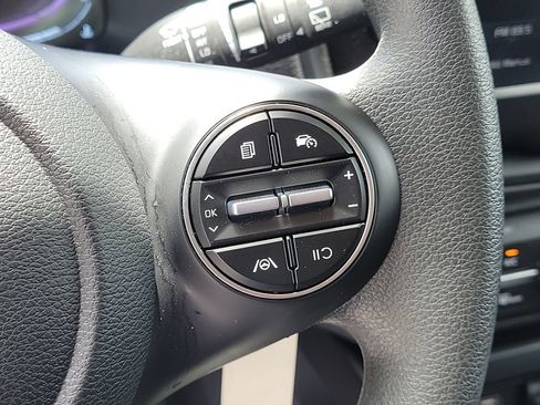 Used 2025 Kia Soul LX w/ LX Technology Package FWD image 29