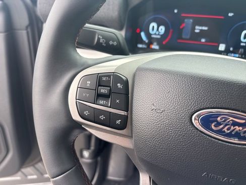 Used 2025 Ford Explorer Active AWD/4WD image 41