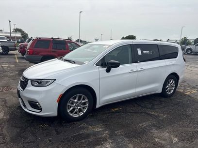 Used 2024 Chrysler Pacifica Touring-L