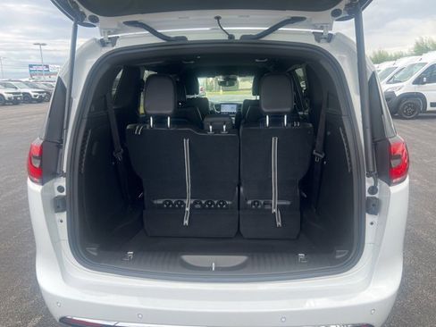 New 2026 Chrysler Pacifica Select image 5
