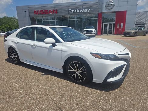 Used 2023 Toyota Camry SE FWD image 1