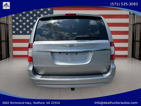 Used 2016 Chrysler Town & Country Touring FWD image 6