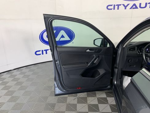 Used 2018 Volkswagen Tiguan SE w/ Panoramic Sunroof Package FWD image 13