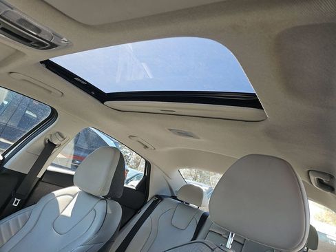 Used 2025 Hyundai Elantra Limited image 4