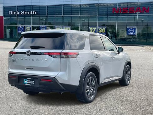 Used 2024 Nissan Pathfinder S image 6