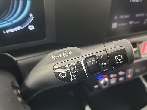Used 2025 Kia Niro LX image 27