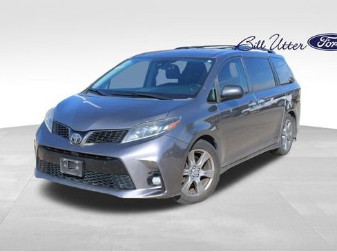 Used 2019 Toyota Sienna SE image 1