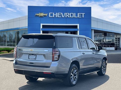 Certified 2023 Chevrolet Suburban LT w/ Luxury Package AWD/4WD image 4