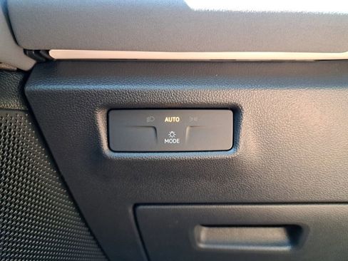 New 2025 Volkswagen Tiguan SE FWD image 32