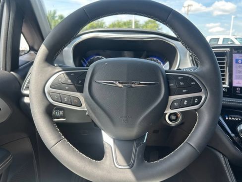 Used 2026 Chrysler Pacifica Limited FWD image 12