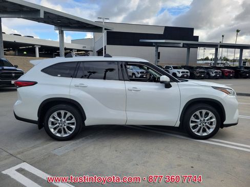 Used 2023 Toyota Highlander Limited FWD image 3