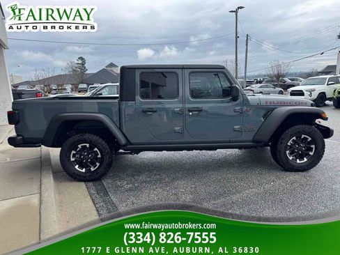 Used 2025 Jeep Gladiator Rubicon w/ Convenience Group AWD/4WD image 5