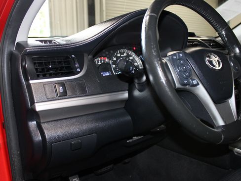 Used 2012 Toyota Camry SE FWD image 19