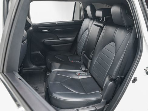 Used 2023 Toyota Highlander XLE AWD/4WD image 28