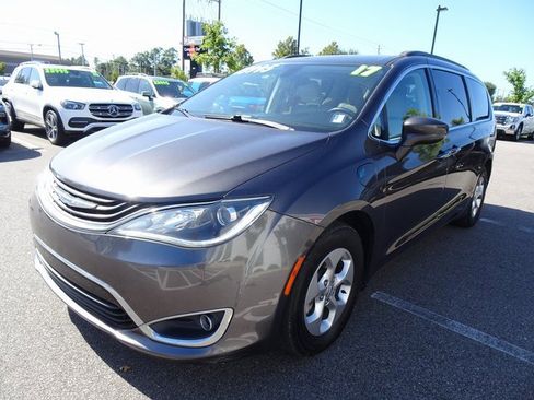 Used 2017 Chrysler Pacifica Premium image 8