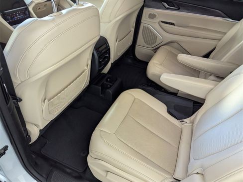 Certified 2022 Jeep Grand Cherokee L Limited w/ Luxury Tech Group II image 15