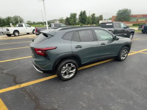 Used 2025 Chevrolet Trax LT FWD image 2
