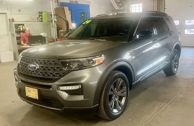 Certified 2024 Ford Explorer XLT w/ Equipment Group 202A AWD/4WD image 1