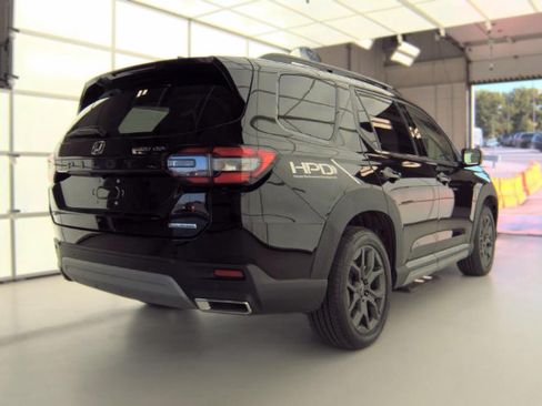 Used 2024 Honda Pilot Touring image 2