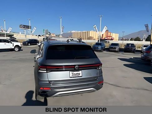 Used 2025 Volkswagen Taos SE AWD/4WD image 4