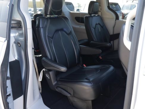 Used 2023 Chrysler Pacifica Touring-L FWD image 25