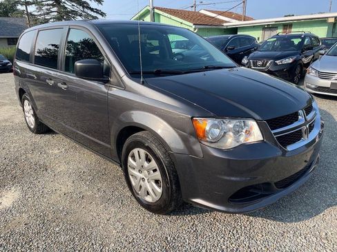 Used 2019 Dodge Grand Caravan SE FWD image 4