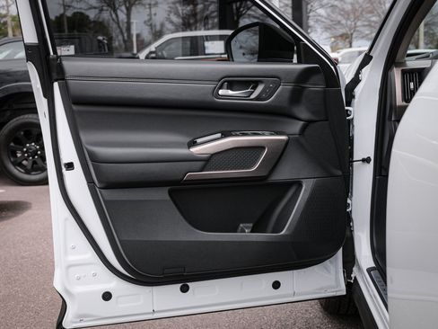 Used 2025 Nissan Pathfinder Platinum image 14